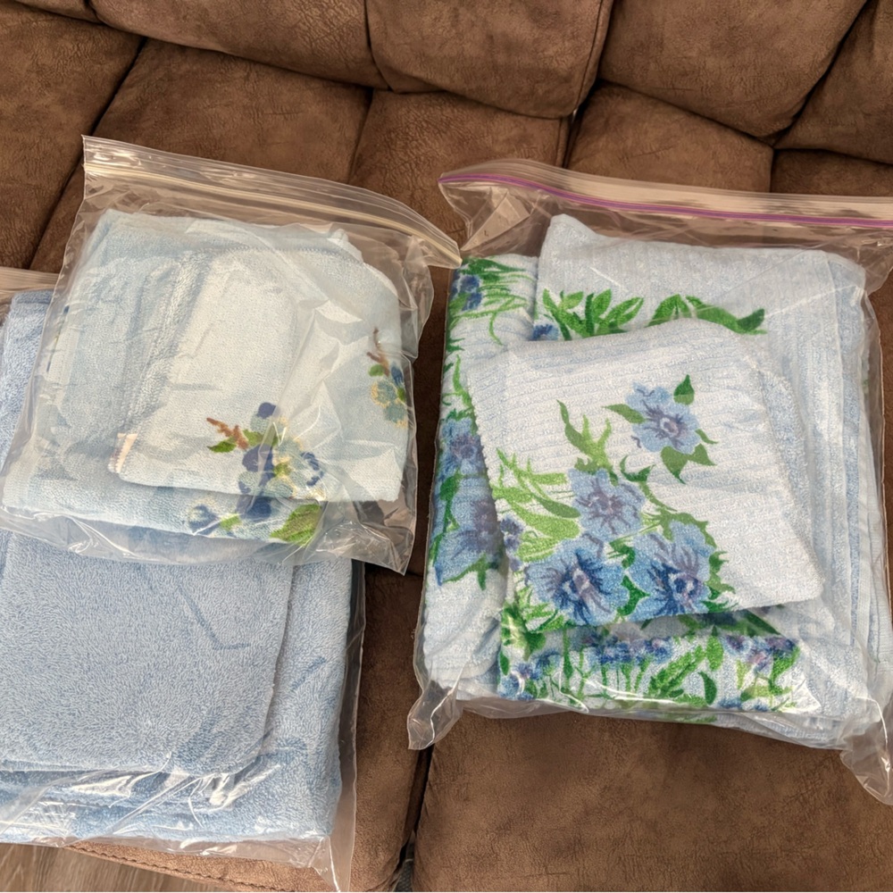 Set of towels ans wash cloths. Very nice set